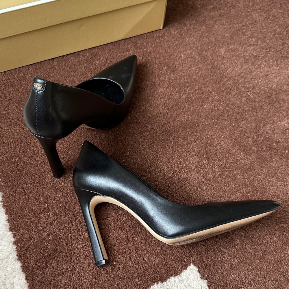 Michael Michael Kors Amara Black Pointed Heels size 7.5 - Picture 3 of 8